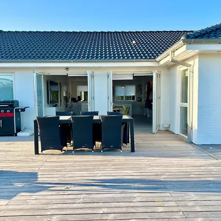 Spacious Family Retreat With Garden & Patio