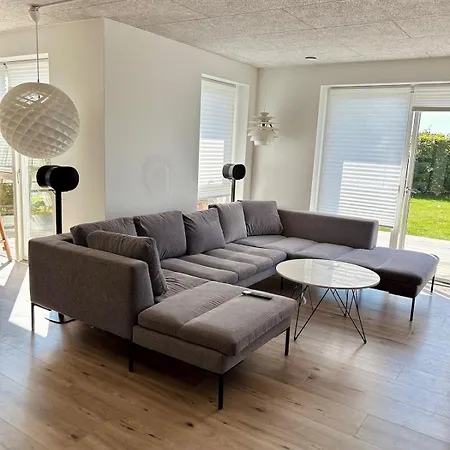 Villa Spacious Family Retreat With Garden & Patio *