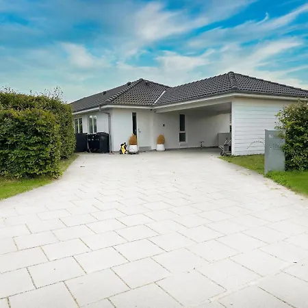 Spacious Family Retreat With Garden & Patio *
