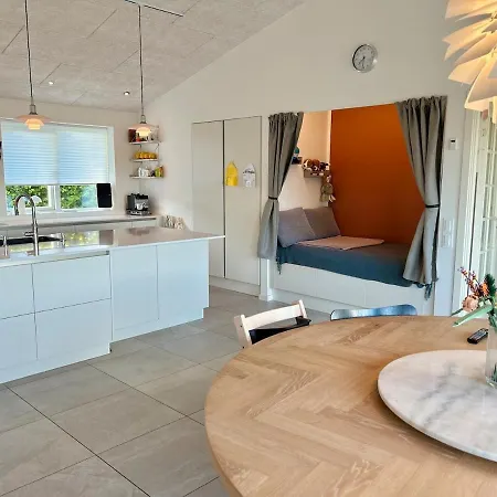 Spacious Family Retreat With Garden & Patio Villa