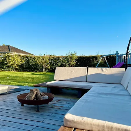 Spacious Family Retreat With Garden & Patio