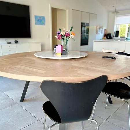 Villa Spacious Family Retreat With Garden & Patio *